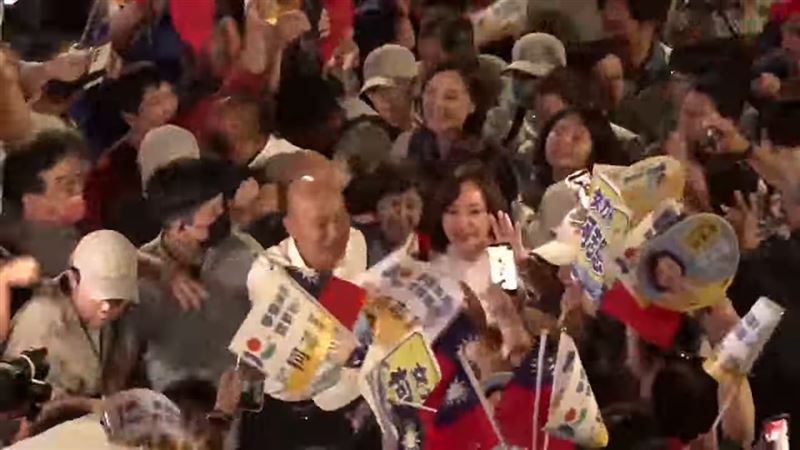 柯志恩與韓國瑜在眾人簇擁下穿越人群從入口走進來,柯志恩與韓國瑜和三名議員參選人先進入鳳儀宮代天府中敬廟參香,來祈求高票當選,支持者在外隨著司儀高喊「有志一同,翻轉高雄」的口號。(圖/翻攝畫面)