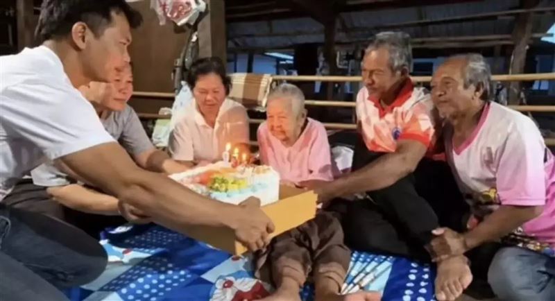 泰國東北部一名名為曼卡拉（Mangkalar Saen）的阿嬤日前度過了她的130歲生日。（翻攝畫面）