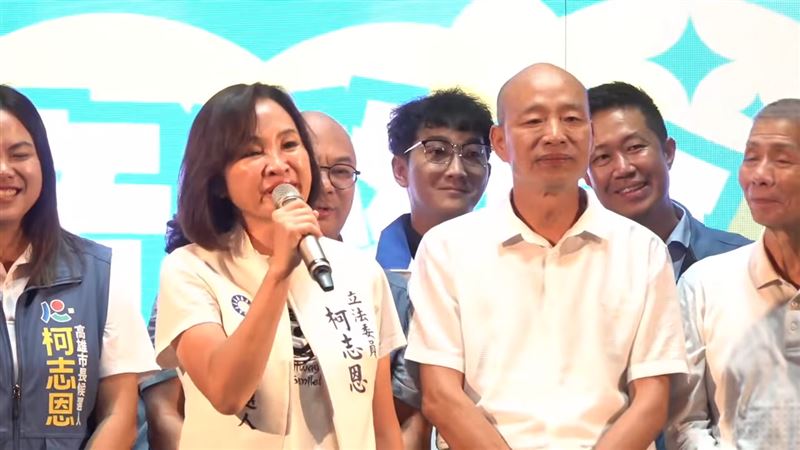 柯志恩抵達現場後,進入鳳儀宮代天府參香,之後上台發表致詞,柯志恩先感謝支持者們到場。(圖/翻攝畫面)