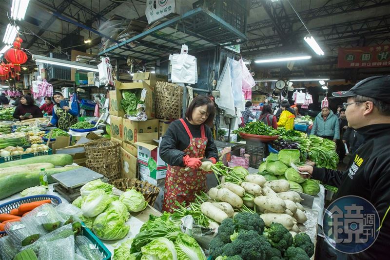 談到什麼職業表面上很窮、實際卻非常賺錢，不少網友首先想到市場攤販。（示意圖）