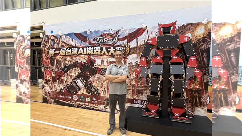 台灣AI機器人運動大賽,現場出現1尊超過2公尺的巨型齊格飛機器人。(圖/台灣AI運動協會提供)