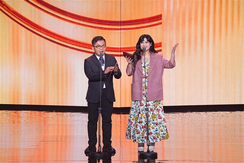 夏宇童（右）與梁明達（左）擔任廣播金鐘獎頒獎人。（圖／三立提供）