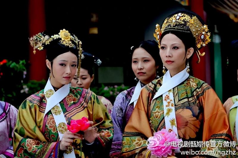 2011年首播的《後宮甄嬛傳》歷久不衰,甚至成為年節固定節目,劇情都滾瓜爛熟,台詞也都會背了,為何有些人還是一看再看,百看不膩,專家說這是因為有3種情感獲得滿足,才會樂此不疲。(取自微博)