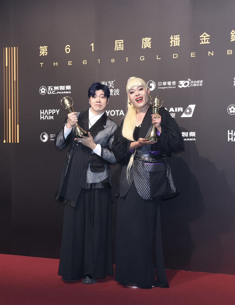 佑仁(右)與亞特(左)抱回「藝術文化節目主持人獎」。(圖/記者田俊彥攝影)