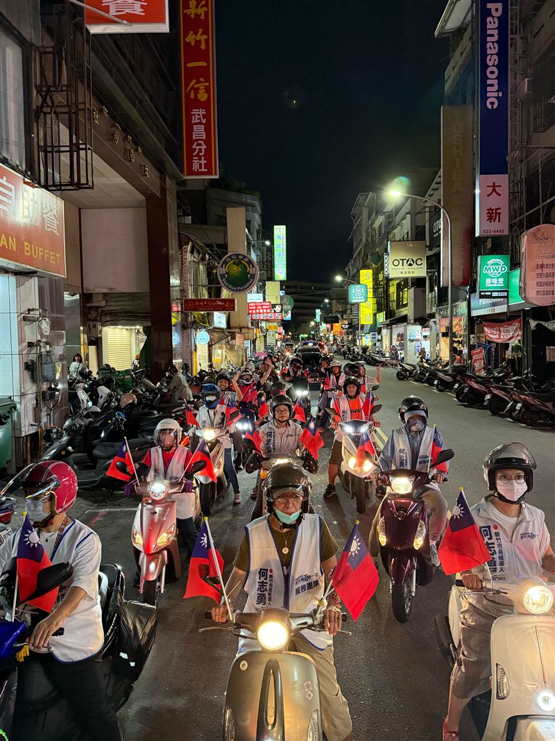 以無黨籍參選新竹市長的何志勇,晚間進行機車掃街。(圖/何志勇提供)