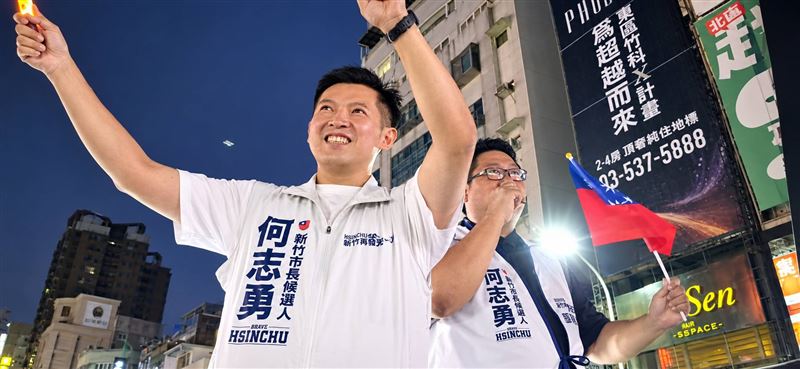 遭國民黨撤銷黨籍的新竹市長候選人何志勇,今(17日)晚間進行機車掃街。(圖/何志勇提供)