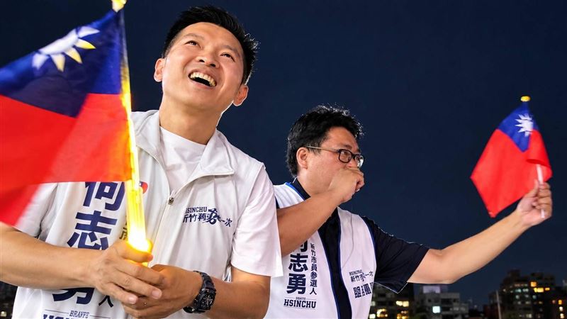 不甩國民黨撤銷黨籍　何志勇國旗車隊掃街