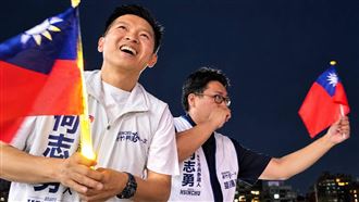 不甩國民黨撤銷黨籍　何志勇國旗車隊掃街