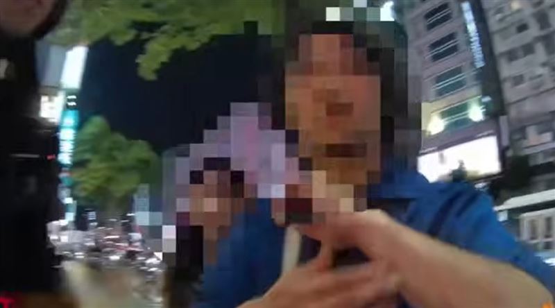 陳男遭朱男從後方丟擲飲料瓶,雙方爆發肢體衝突,2人均不願提出傷害告訴,警方仍依違反社維法將2男送辦。(圖/翻攝畫面)