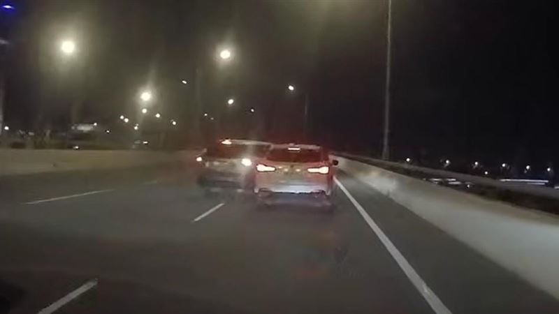 車輛行經洲美大橋時,車手突然情緒失控搶奪方向盤,導致車輛瞬間失控,偏移後波及同向自小客車。(圖/翻攝WoWtchout - 地圖型行車影像分享平台)