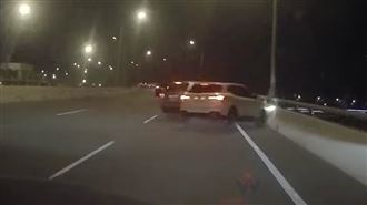 影／車手遭逮情緒失控！搶方向盤撞無辜車