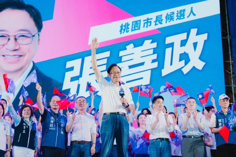 尋求連任的桃園市長張善政(前中)17日舉行聯合造勢晚會,國民黨北北基市長參選人皆到場站台,展現團結氣勢。(圖/中央社)