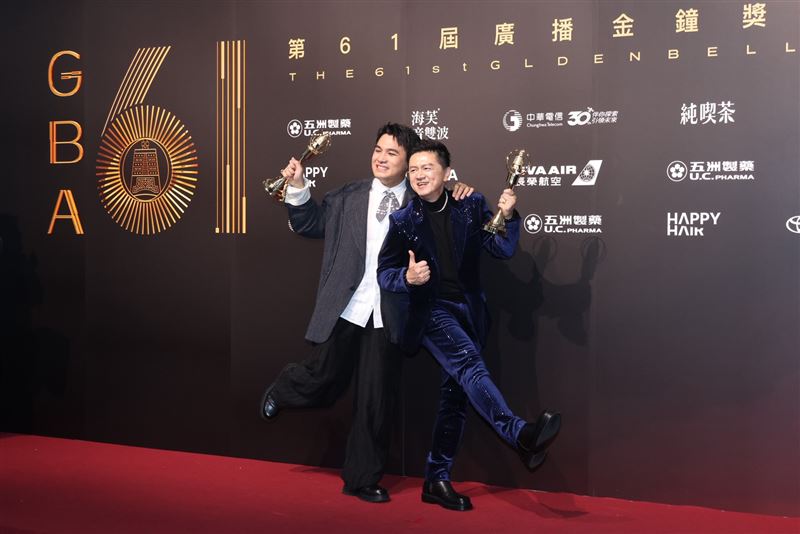 巫巴克(左)、袁永興(右)分別拿下流行音樂主持人獎與節目獎。(圖/記者田俊彥攝影)
