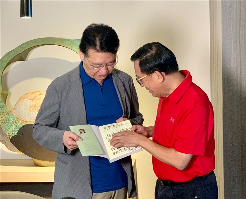 陳水扁指出，2020年10月31日趙少康找他敘舊2個小時，當時他將剛出版的回憶錄《堅持》送給趙少康。（圖／翻攝自Threads @chenshuibian88）