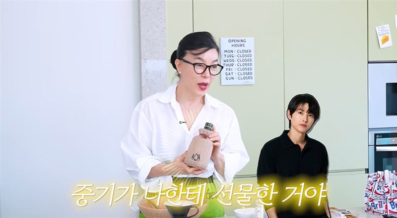 崔化精(左)在影片中介紹宋仲基(右)夫婦送的橄欖油,透露是夫妻倆在義大利親手採收製成。(圖/翻攝自YouTube-안녕하세요 최화정이에요頻道)