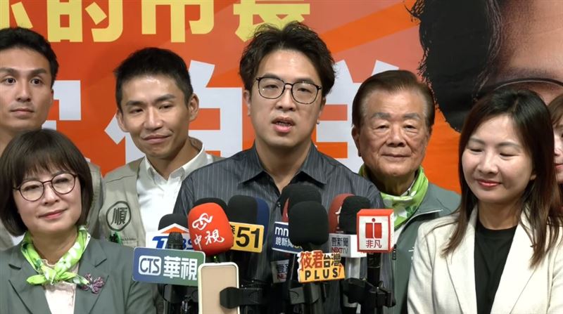 沈伯洋出席客家之友後援會成立大會前受訪(圖/翻攝畫面)