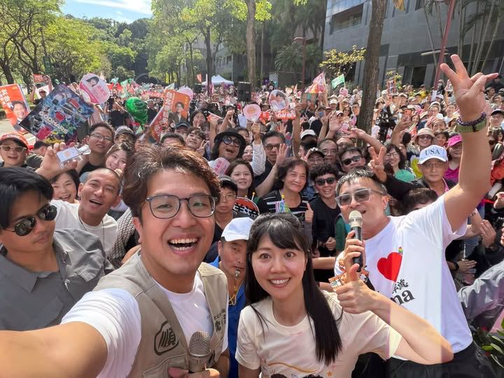 黃益中曬出自己與高嘉瑜以及沈伯洋的合照。(圖/翻攝自黃益中臉書)