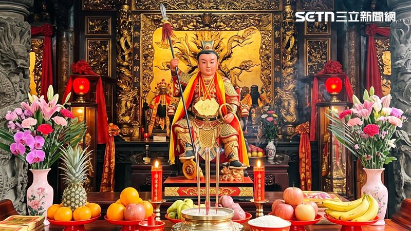 重陽節也是三太子誕辰,高宏寓指出,三太子不只是「囝仔神」,也因腳踩風火輪、象徵速度與行動力,也是外送員、交通運輸、軍警消、航空及航海等行業的守護神。(AI圖/記者陳韋帆製)