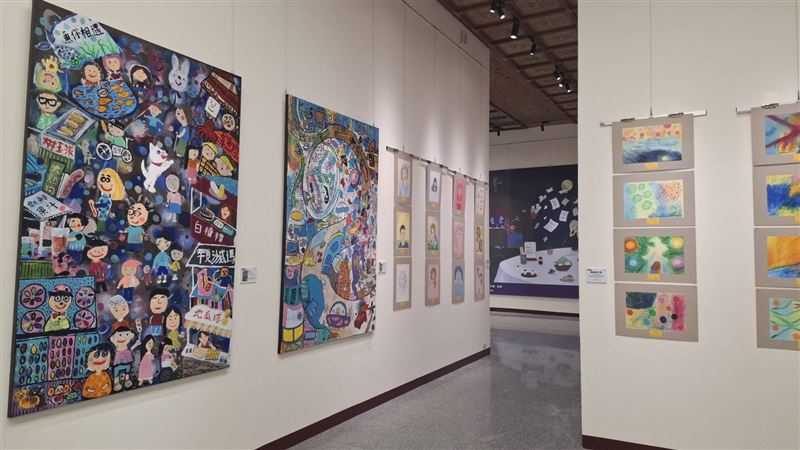 罕見疾病基金會於中正紀念堂舉辦「2026文創成果展」開幕式，病友與家屬以台灣夜市為主題，透過繽紛畫作呈現生活中的觀察與想像，現場也邀請病友及老師分享創作故事。展覽自即日起至11月25日。（圖／記者周佩怡攝影）除了