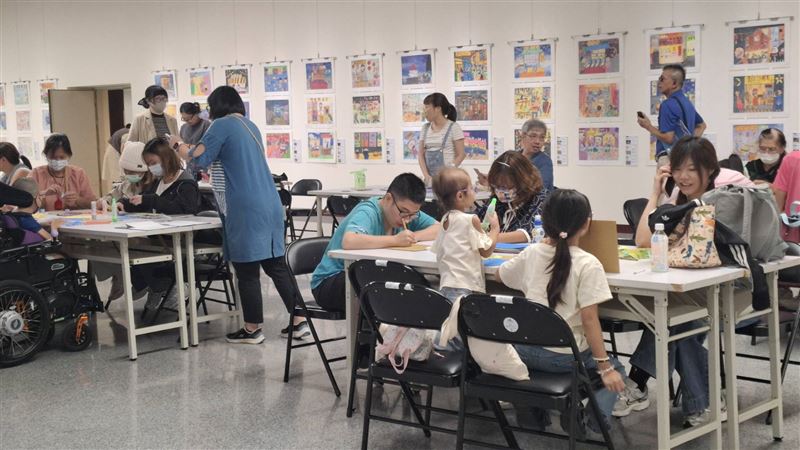 罕見疾病基金會於中正紀念堂舉辦「2026文創成果展」開幕式，病友與家屬以台灣夜市為主題，透過繽紛畫作呈現生活中的觀察與想像，現場也邀請病友及老師分享創作故事。展覽自即日起至11月25日。（圖／記者周佩怡攝影）除了