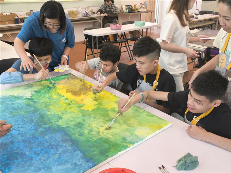 4位分別患有遺傳性痙攣性下身麻痺、先天性醣基化障礙、核黃疸造成徐動型腦性麻痺，以及克斯提洛氏彈性蛋白缺陷症的病友，今年首度挑戰壓克力顏料創作「非洲大『吵』原動物世界」。（圖／罕見疾病基金會提供）