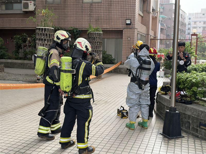 桃園市一處社區今(18日)一早發生不明氣體外洩,2人送醫。(圖/翻攝畫面)