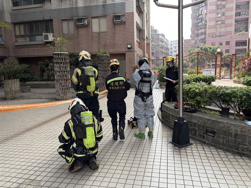 桃園市桃園區一處社區,今(18日)上午7時許,有住家飄出硫化氫的有毒氣體。(圖/翻攝畫面)