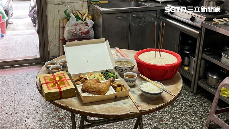 台灣人在重陽節當天有祭祖、拜地基主的習俗，高宏寓指出，祭拜兩者供品有別，可以選在巳時或午時祭拜，也提醒地基主偏好整隻雞腿，但雞腿不宜切塊。（AI圖／記者陳韋帆製）