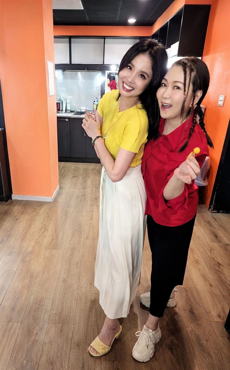 呂文婉與張秀卿(右)交好。(圖/翻攝自呂文婉get in TOUCH臉書)