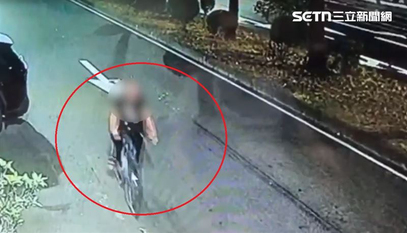 老翁犯案後,騎單車四處晃試圖製造斷點。(圖/翻攝畫面)