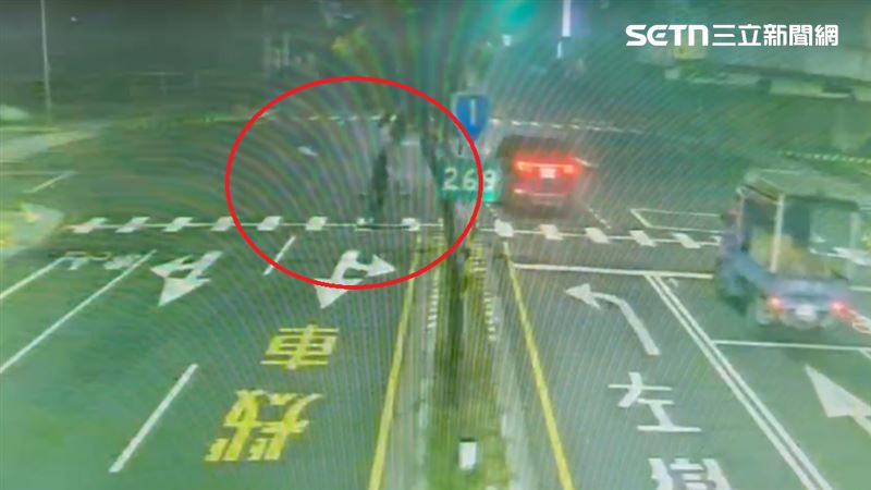 老翁犯案後,騎單車四處晃試圖製造斷點。(圖/翻攝畫面)