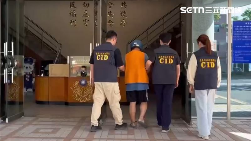 辦案人員於當晚11時許,在桃園順利逮到嫌犯,並將陳姓老翁帶回嘉義偵訊。(圖/翻攝畫面)