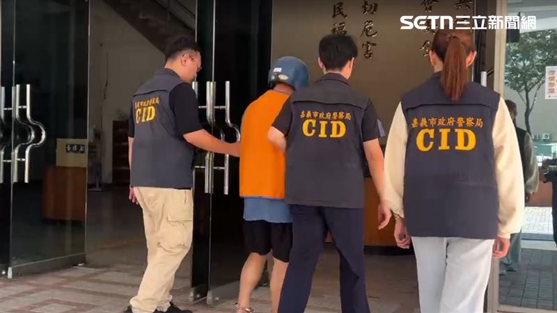 辦案人員於當晚11時許,在桃園順利逮到嫌犯,並將陳姓老翁帶回嘉義偵訊。(圖/翻攝畫面)