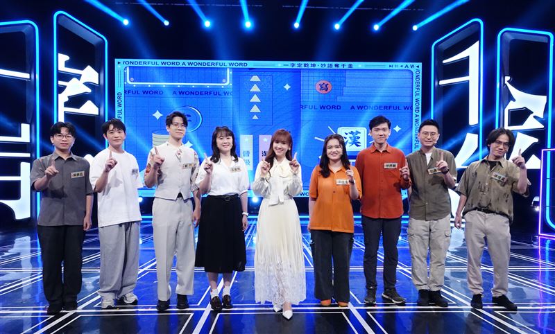 葉錦丞（左起）、周先陌、鄭芥、王若楠、吳姍儒、梁綉怡、徐振輔、趙鴻祐、張桓溢。（圖／公視提供）