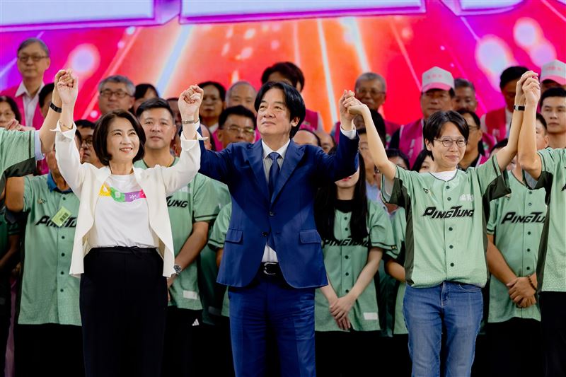 賴清德17日出席屏東縣長周春米競選總部成立大會,肯定屏東縣政府推動長者健保費補助(圖/民進黨提供)