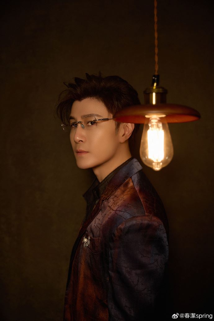許紹洋2001年主演偶像劇《薰衣草》爆紅,深情形象與主題曲〈花香〉成為經典記憶。(圖/翻攝自微博 @许紹洋Ambrose)