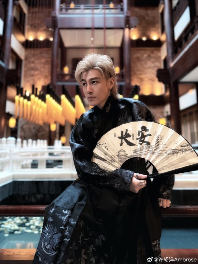 許紹洋迎來50歲生日,凍齡帥氣的狀態與近年轉往大陸發展的近況引發熱議。(圖/翻攝自微博 @许紹洋Ambrose)