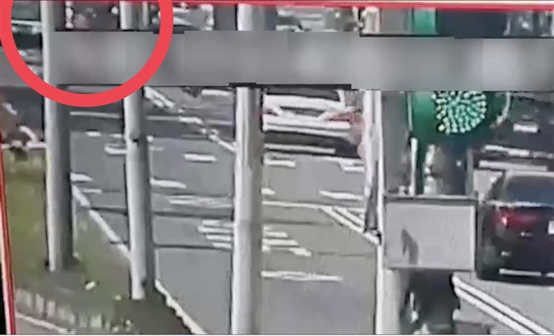 台北市中山區民權東路二段、吉林路口今(18日)上午一輛小客貨車和公車發生擦撞。(圖/翻攝畫面)