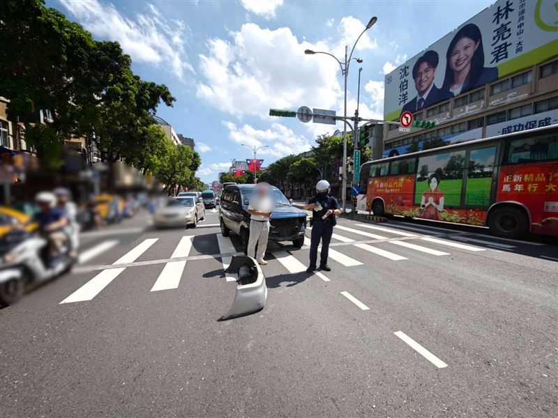 65歲陳姓男子駕駛的車輛不明原因偏向,撞擊公車後保險桿整根掉落。(圖/翻攝畫面)