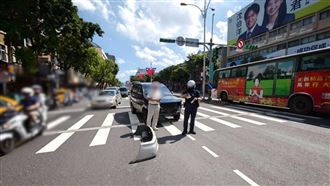 北市男突偏道撞公車！碰一聲保險桿整根掉