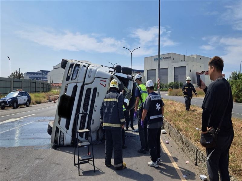 水泥預拌車因不明原因失控翻覆,駕駛蔡男受困車內死亡。(圖/翻攝畫面)