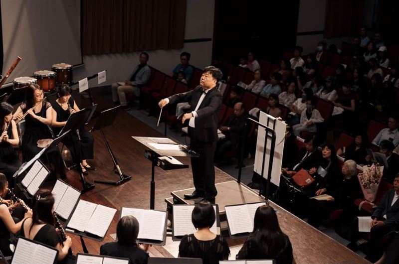 音樂指揮家「大呂老師」呂彥慶今年5月因白血病住院,沒想到在昨(17)日傳出離世消息。(圖/翻攝自臉書)