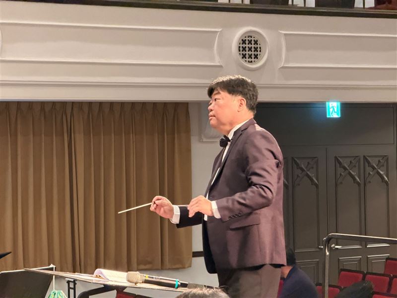 音樂指揮家「大呂老師」呂彥慶今年5月因白血病住院,沒想到在昨(17)日傳出離世消息。(圖/翻攝自臉書)