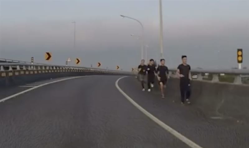 國道路肩驚見「4移工早起晨跑」民眾傻眼