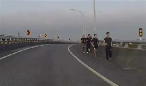 國道路肩驚見「4移工早起晨跑」民眾傻眼