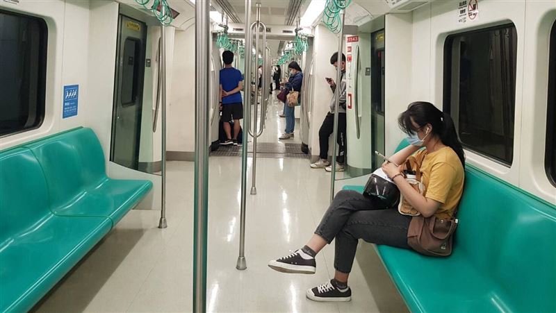 捷運掏槍便溺！警方已出手外籍男慘了