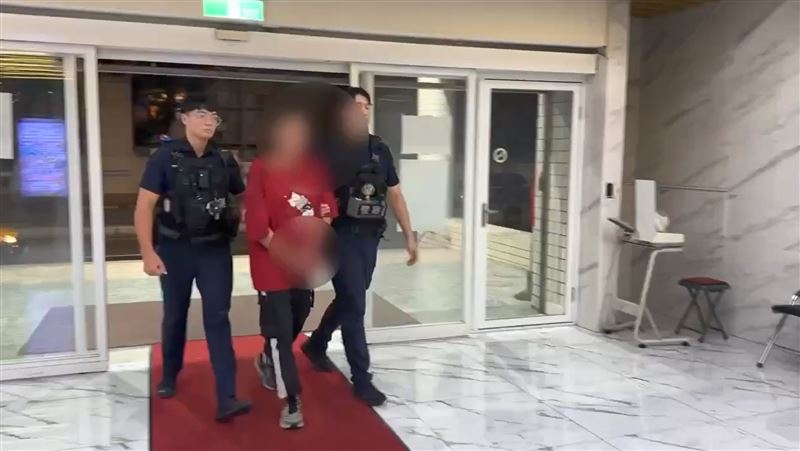 黃男被逮後帶回警局。(圖/翻攝畫面)