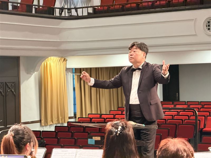 音樂指揮家「大呂老師」呂彥慶17日深夜離世,享年48歲。(圖/翻攝自臉書)
