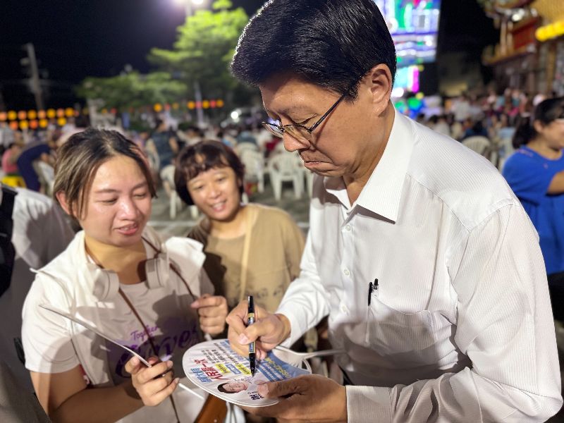 謝龍介選擇民眾日常用得到的扇子及面紙,貼近生活。(圖/中央社)