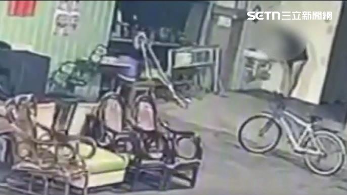 凶嫌在公廁的水槽裡搓洗衣物,旁邊停的就是他用來逃亡的腳踏車